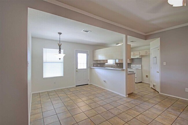 Foto del edificio - Welcome to this inviting 3-bedroom, 2-bath...