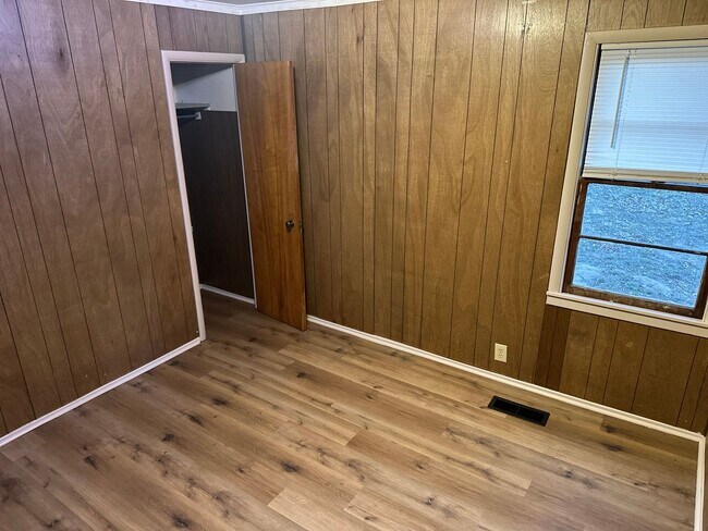 Foto del edificio - Available Now! 3-Bed, 1-Bath Home w/ Garage - Central Springdale, right next to Springdale High S...