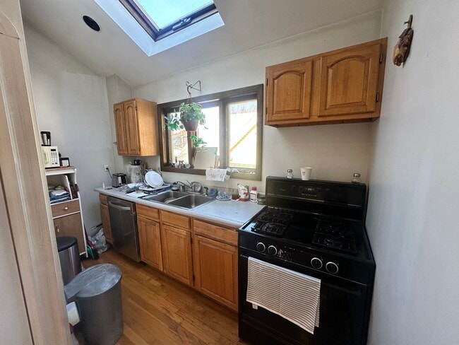 Building Photo - 147 Willow Ave