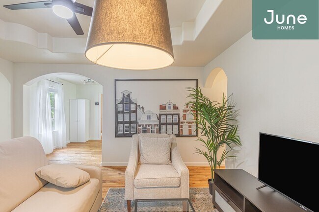 Foto del edificio - ROOM ONLY in 4-bed/2.0-bath Home