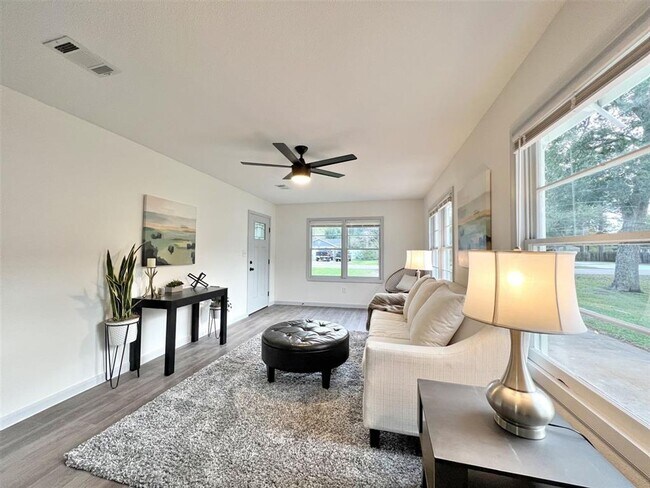 Building Photo - Charming in Bay City! You will be impresse...
