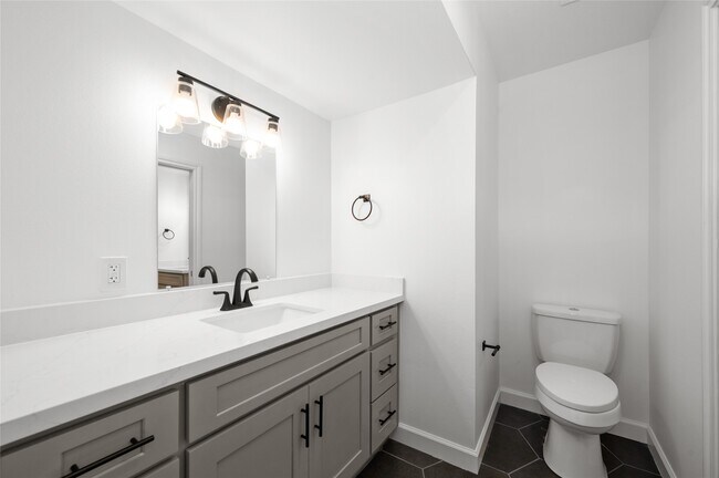 Foto del edificio - 2744 Briarhurst Dr