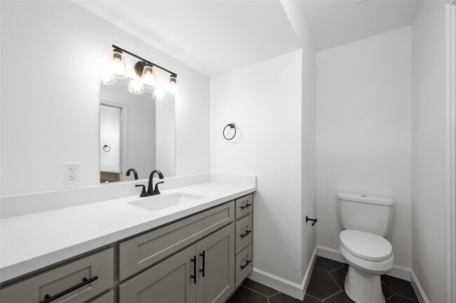 Building Photo - 2744 Briarhurst Dr