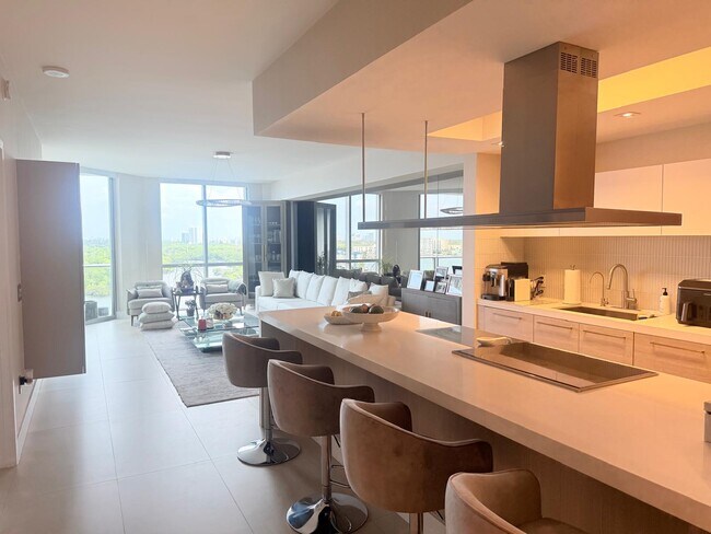 Building Photo - 17111 Biscayne Blvd