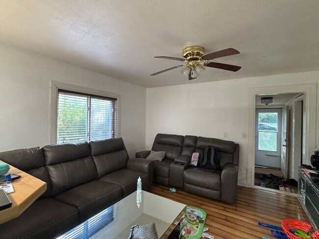 Foto del edificio - Cute & Cozy 2 BR/1 BA Single Family Home i...