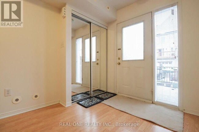 Building Photo - 4975 Southampton Dr