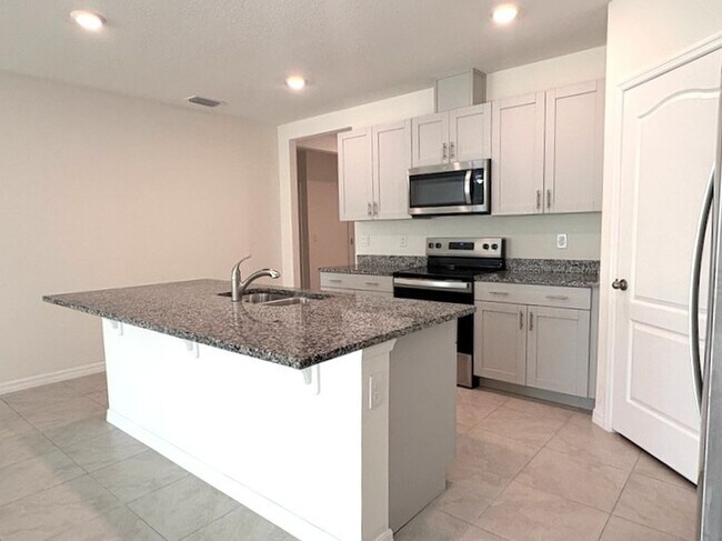 Foto del edificio - Beautiful 4 Bedroom Home in Ormond Station!