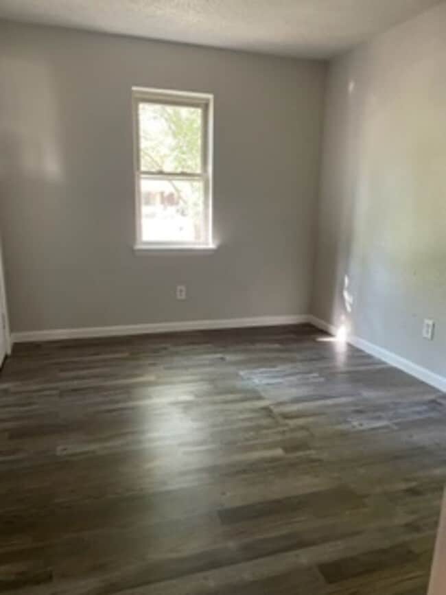 Building Photo - Three Bedrfoom/1.5 Bath Home