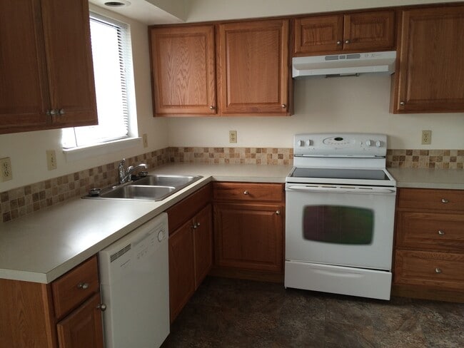 Building Photo - Duplex for Rent w/ WSG!