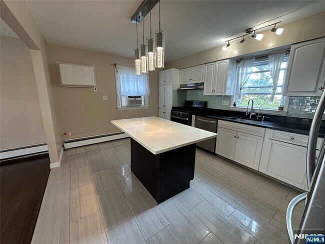 Building Photo - 777 Oakwood Ln