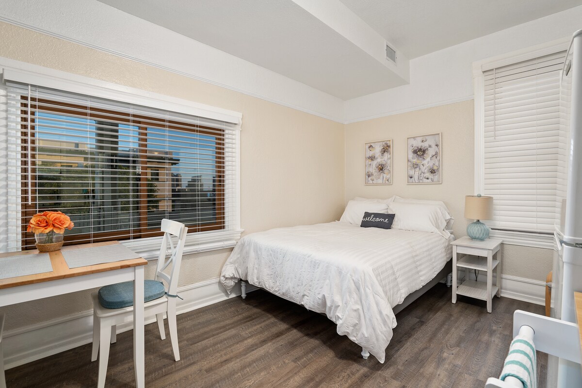 Foto principal - 2121 1st Ave