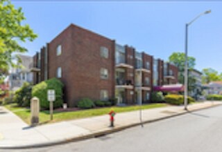 Building Photo - 426 Pleasant St