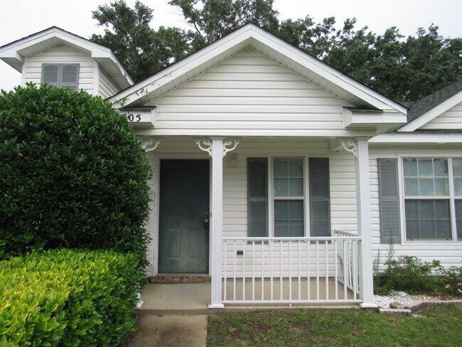Foto del edificio - Lovely 2-Bedroom Home Near UWF & Shopping ...