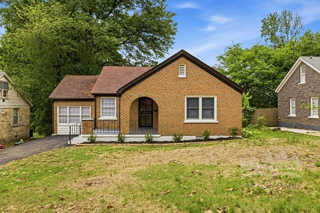 Building Photo - 755 E McKellar Ave
