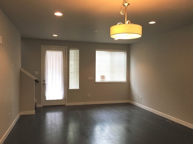 Building Photo - Amazing Townhome in Littleton