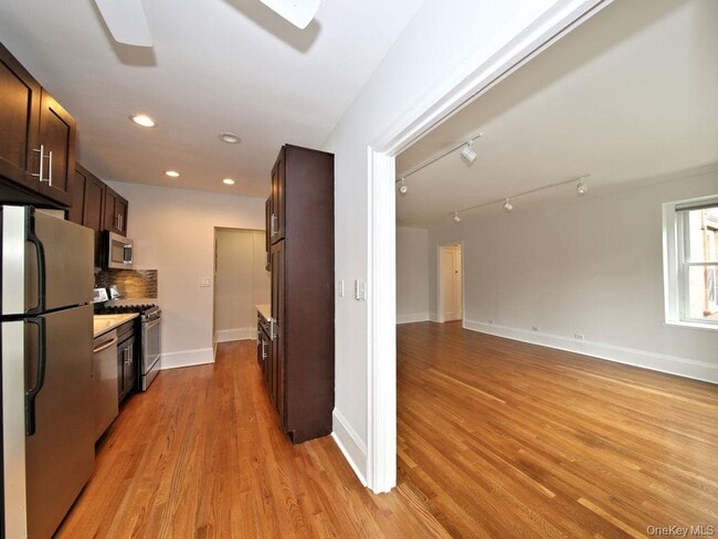 Foto del edificio - 490 Bleeker Ave