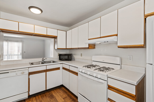 Building Photo - 1121 W Hillcrest Dr