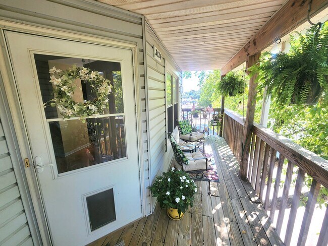 Foto del edificio - Top floor, corner unit condo off Shore Drive just two blocks from the bay!