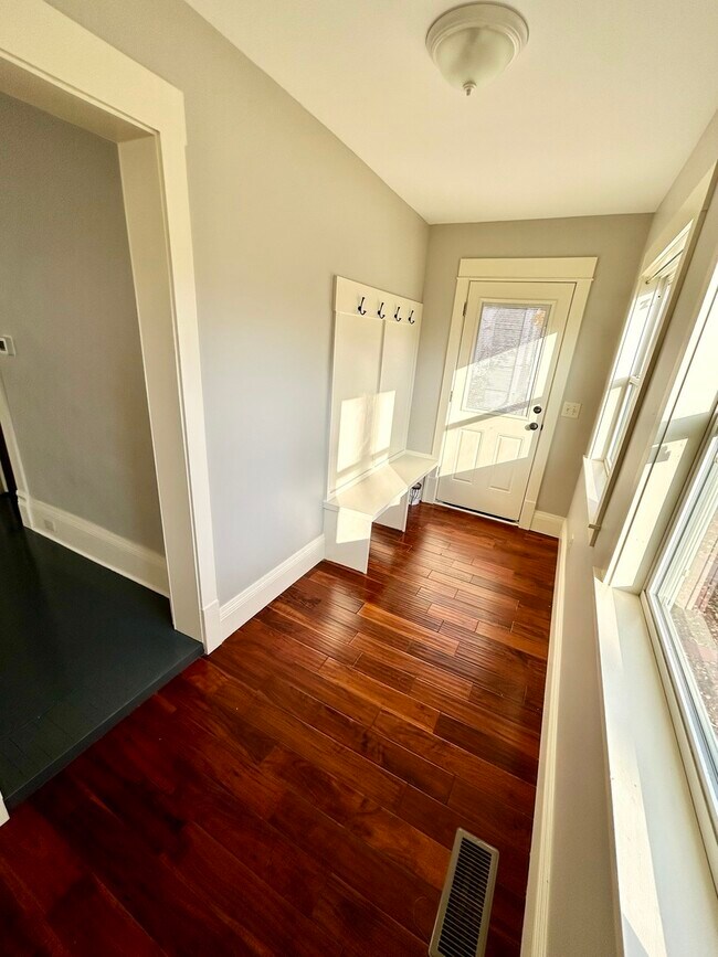Building Photo - 1213 W Elm St