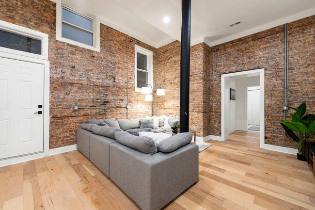 Foto del edificio - 1941 W Augusta Blvd