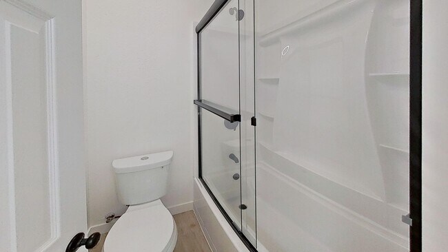 Foto del edificio - Beautiful & Cozy West Hills Adjacent Condo in Secure Building - MOVE IN READY
