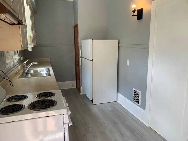 Building Photo - 306 S 4th St