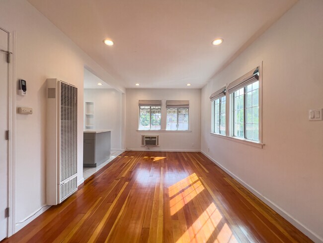 Building Photo - 587 W Stocker St