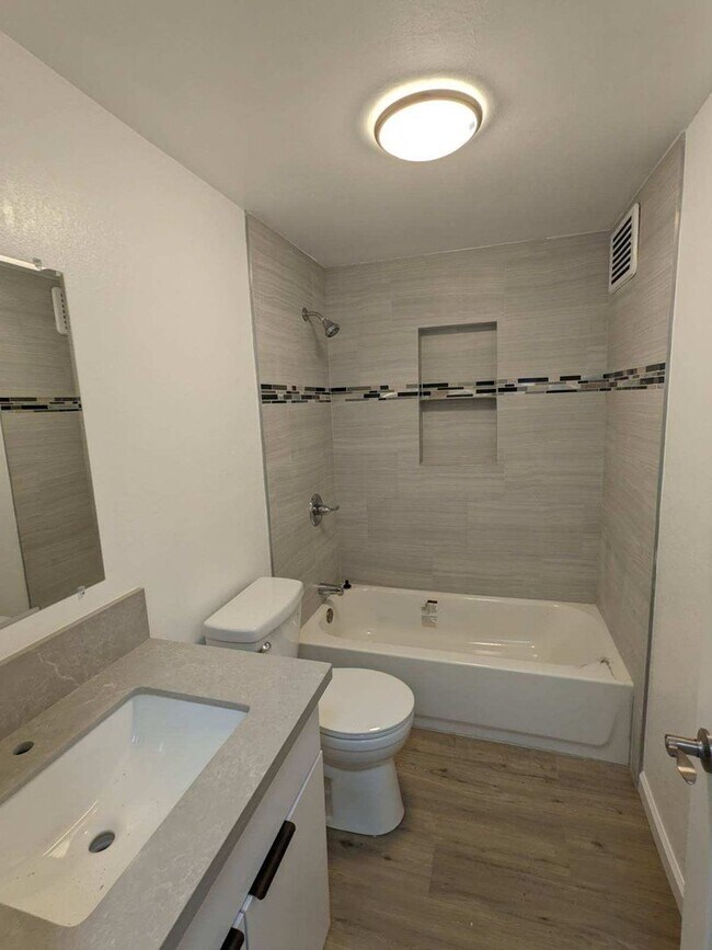 Foto del edificio - 2 Bedroom 1 Bath Townhouse w/ 1 Parking Stall.