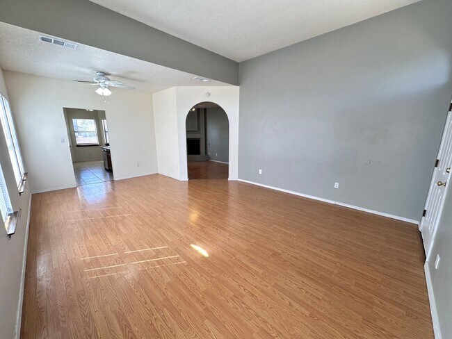 Foto del edificio - Charming 3 bed 2 bath 1600 sq ft  home