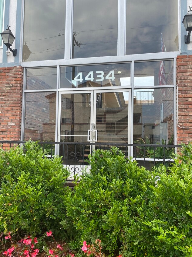 Building Photo - 4434 W 135th St