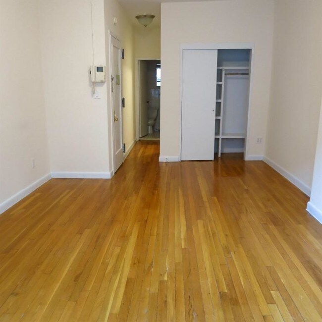Building Photo - 330 E 89th St