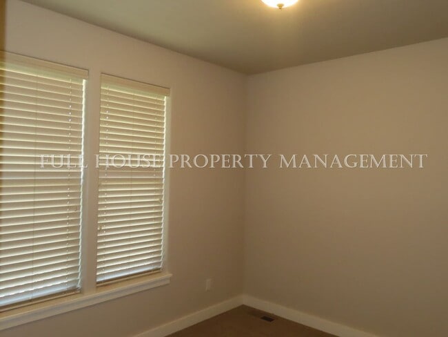 Building Photo - 3 br, 2 bath House - 914 Pennington Ct.