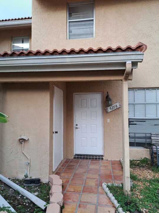 Primary Photo - 4293 Coral Springs Dr