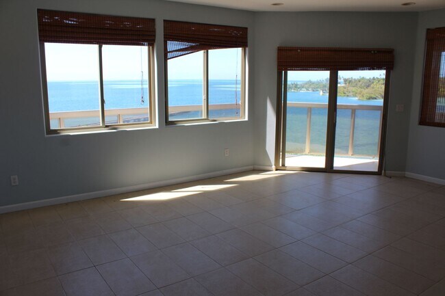 Building Photo - Hawaii living at its best.  Beautiful Spac...
