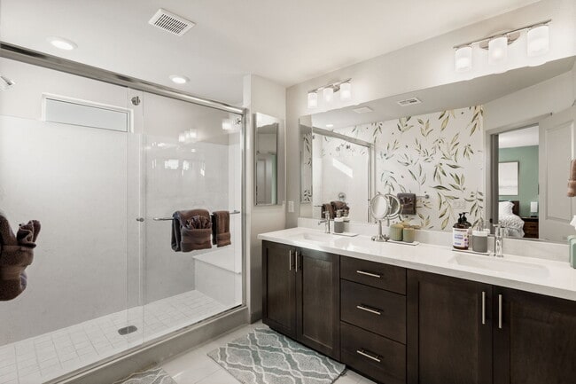 Foto del edificio - 8044 Carpenter Creek Ave