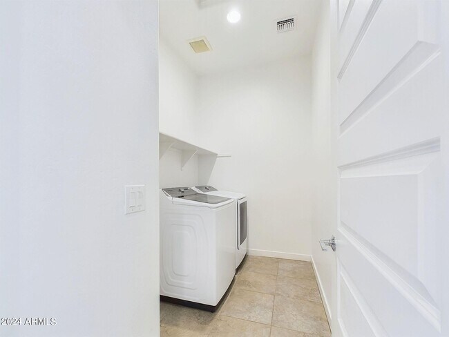 Building Photo - 9745 E Tiburon Ave