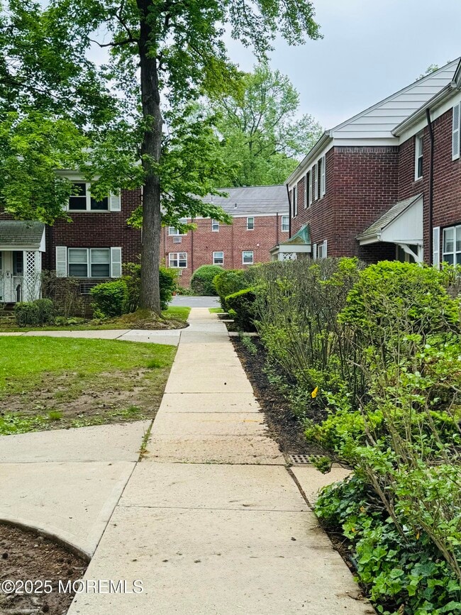 Building Photo - 146 Manor Dr