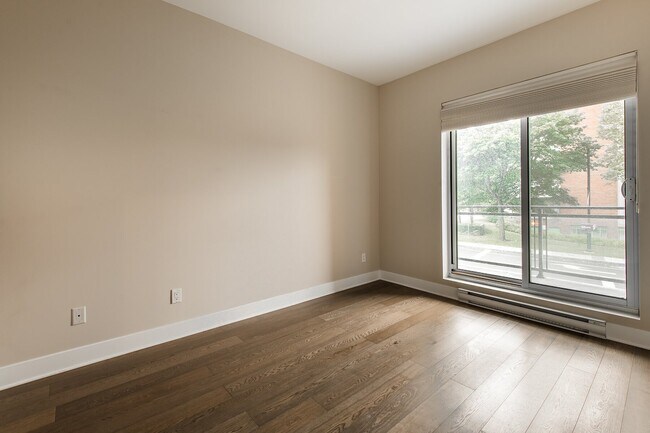 Building Photo - 795 Chem. du Bord-du-Lac-Lakeshore