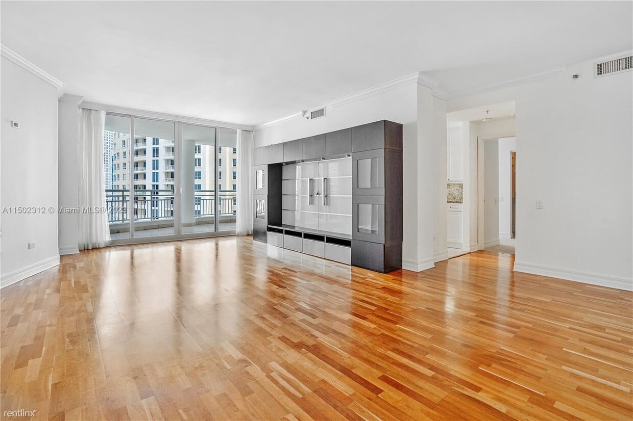 Foto principal - 2 br, 2.5 bath Condo - 808 Brickell Key Dr...