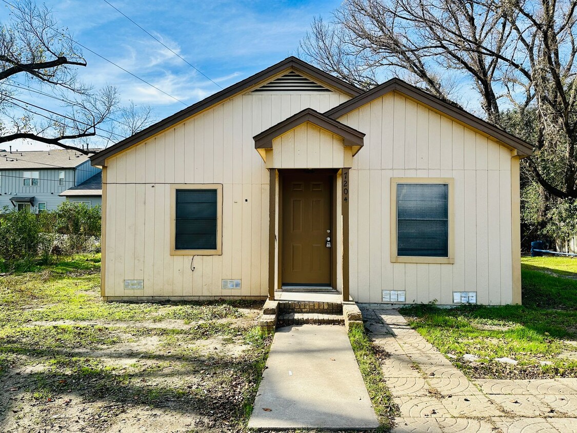 Primary Photo - Cute Little Remodeled House Off South Cong...