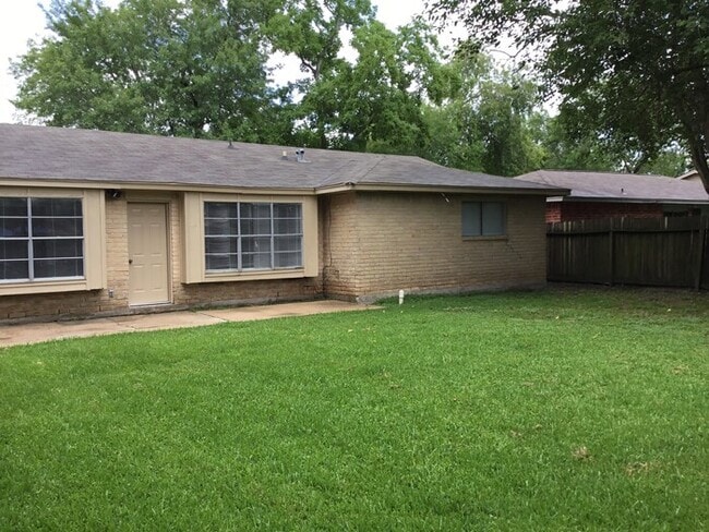 Building Photo - 16910 Barcelona Dr