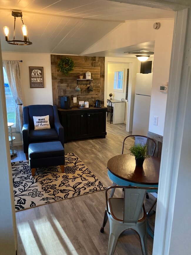 Building Photo - 405 W Aspen Ave Building Photo - 405 W Aspen Ave