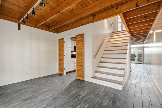 Building Photo - 2 Bed 2.5 Bath Right off Cherry Street!!