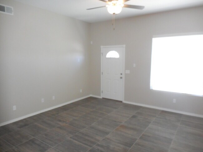 Building Photo - 963 Aircoupe Way