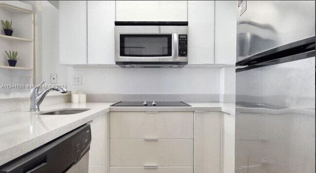 Building Photo - 540 Brickell Key Dr