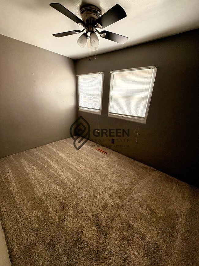 Foto del edificio - 2 bed 1 bath Single Family Home with fenced in backyard and detached garage available for rent!