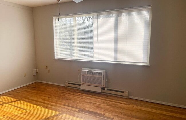 Interior Photo - Lowell 558