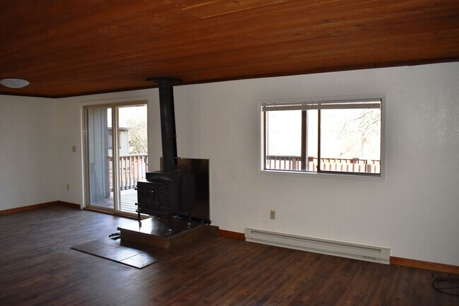 Building Photo - 3 Bedroom Duplex on the River!