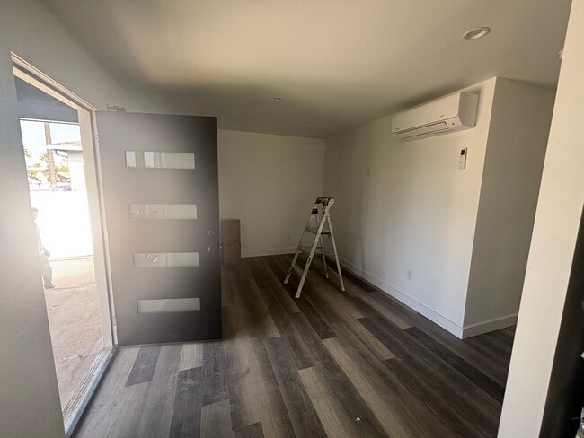 Building Photo - 3006 S Palm Grove Ave