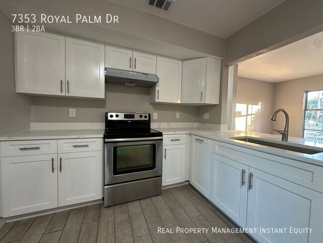 Foto del edificio - 7353 Royal Palm Dr